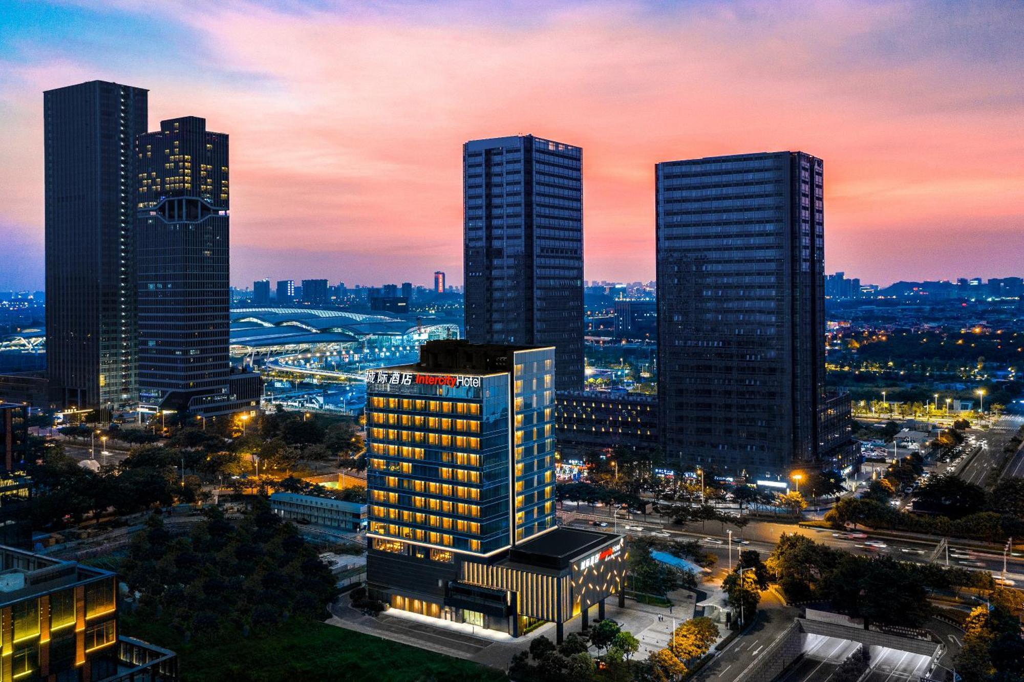 Intercity Hotel Guangzhou South Railway Station - Free Minibar Including Erdinger Weissbier المظهر الخارجي الصورة